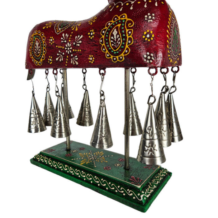 Metal-Dekorative-Horse-On-Stand-Close-Up-View.jpg