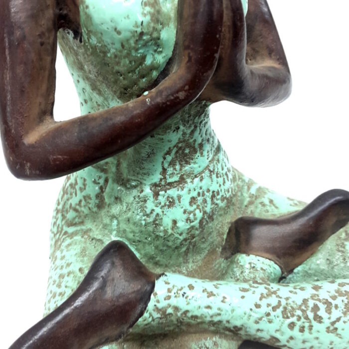 yoga-lady-sotran-green-closeup-e1546870762379.jpg