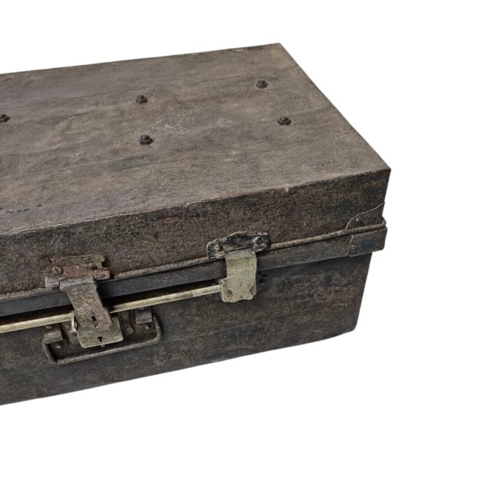 Vintage Metal Trunk Main KMH6099 Close