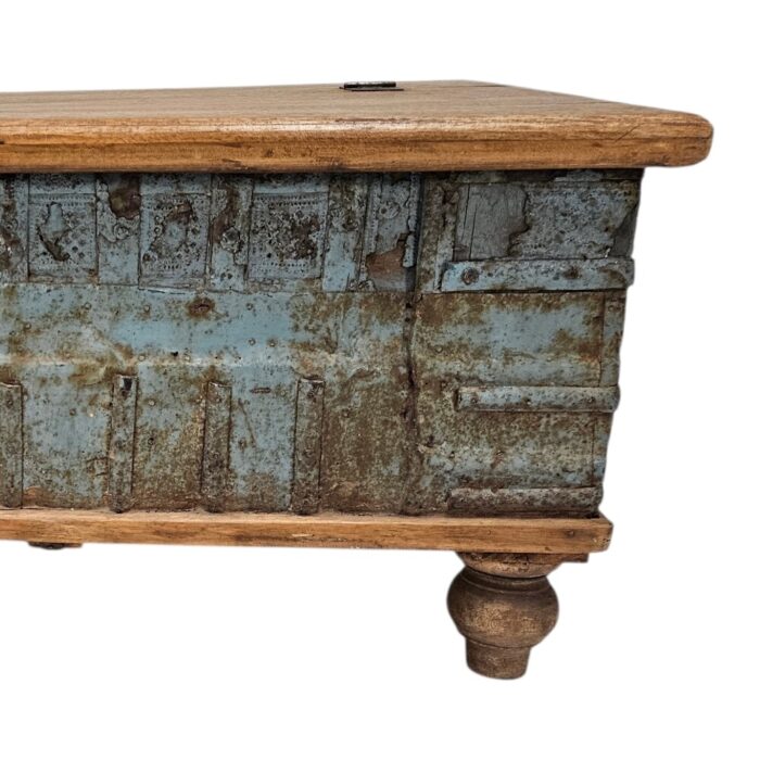 Pitara Coffee Table Trunk KMF25278 Close Pitara Coffee Table Trunk KMF25278 Close