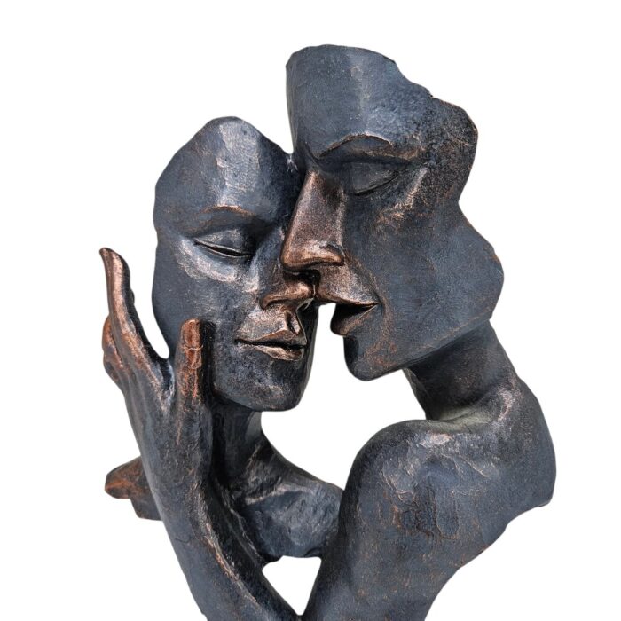 Embrace Couple Statue TRA2602A Close4