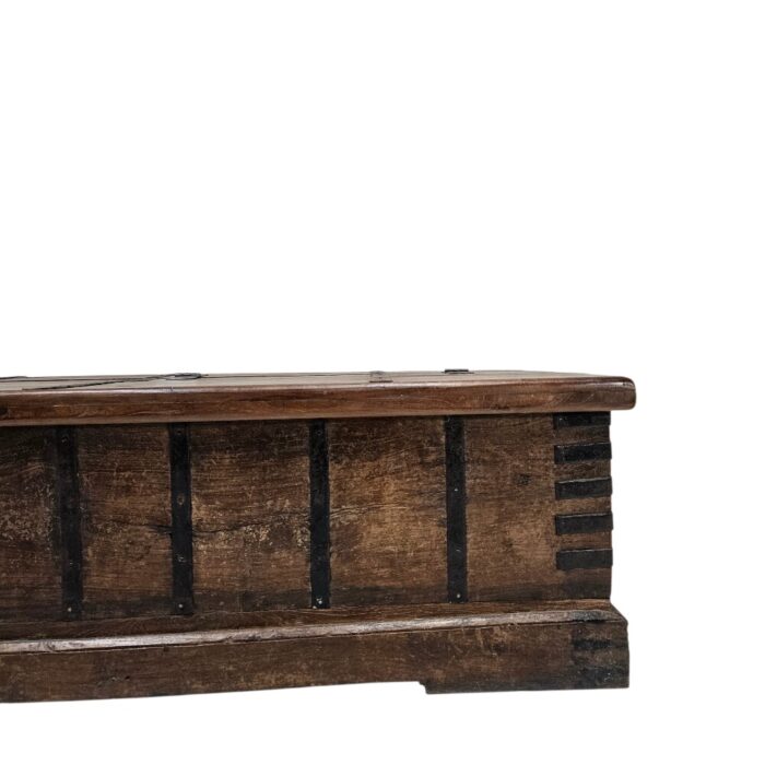 Old Coffee Table Trunk KMF25308C Close Up Side Old Coffee Table Trunk KMF25308C Close Up Side